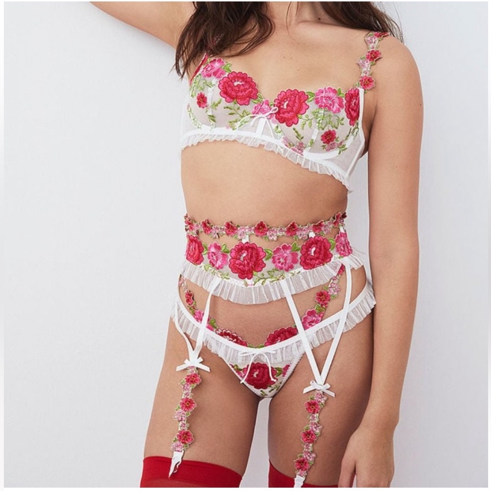 S 2pc FOR LOVE & LEMONS
SET V-Day Floral Embroidery Bra
& Thong Panty